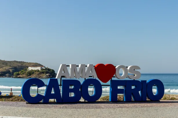 Cabo Frio atrai turistas para o réveillon 2025 mesmo sem festa oficial. Hotéis preveem lotação máxima e comércio se adapta à situação