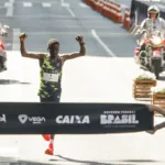 Queniano Wilson Too chega na primeira posição na disputa da 99ª Corrida Internacional da São Silvestre. Foto: Paulo Pinto/Agência Brasil