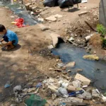 Cerca de 100 milhões de pessoas não têm acesso à coleta de esgoto, o que causa doenças que podem levar à morte por contaminação. Foto: Instituto Trata Brasil Fonte: Agência Senado