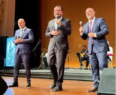 Cláudio Castro canta em homenagem a Dom Orani Tempesta no Theatro Municipal