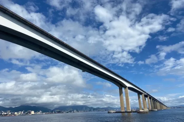 Motociclista cai da Ponte Rio-Niterói após colisão com caminhão: atualizações sobre seu estado de saúde.