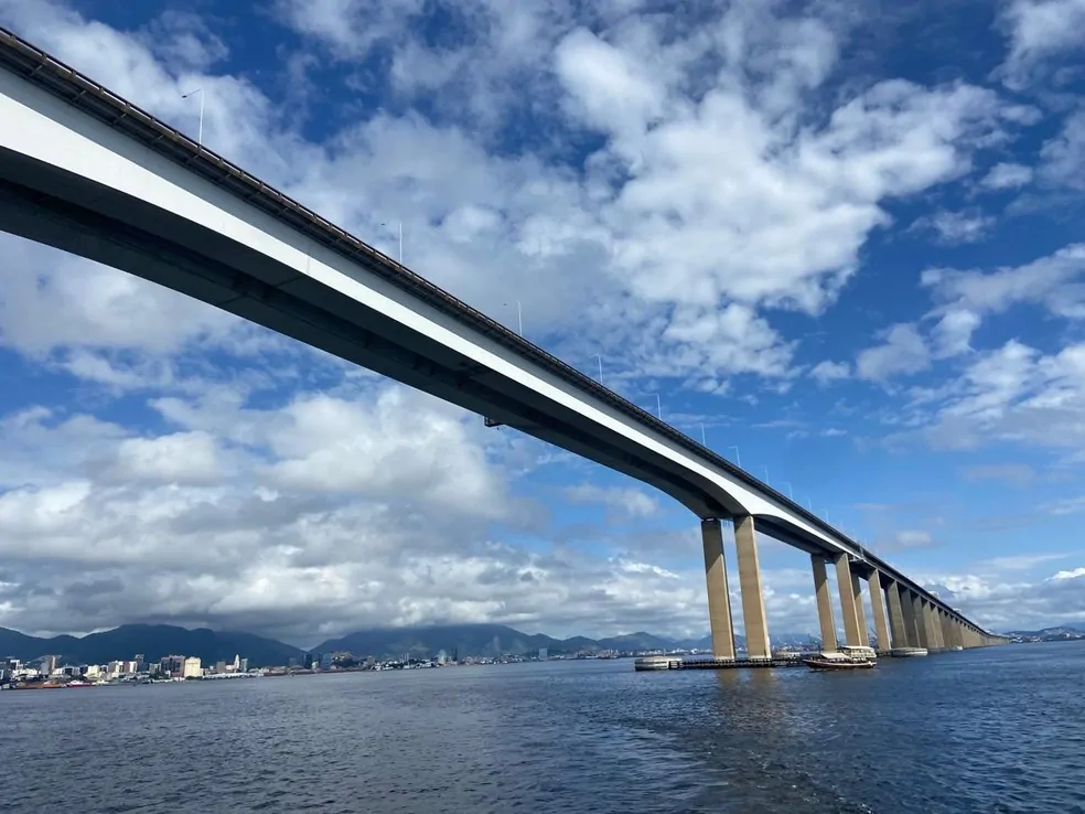 Motociclista cai da Ponte Rio-Niterói após colisão com caminhão: atualizações sobre seu estado de saúde.