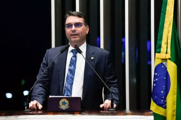 Brasília - 10/12/2024 O senador Flávio Bolsonaro (PL-RJ) fez uma postagem provocativa nas redes sociais nesta terça-feira, 10 de dezembro, após o presidente Luiz Inácio Lula da Silva (PT) passar por uma cirurgia de emergência. Lula, que foi operado no Hospital Sírio-Libanês, em São Paulo, devido a um sangramento cerebral, permanece em observação na UTI. Flávio, em um post no X (antigo Twitter), relembrou uma declaração feita por Lula em 2019 sobre a facada que o ex-presidente Jair Bolsonaro (PL) sofreu durante a campanha presidencial de 2018. Na legenda da publicação, Flávio Bolsonaro escreveu: "Primeiramente, ‘Viva o SUS!’". A postagem gerou indignação entre muitos seguidores, que viram na frase uma ironia com relação à cirurgia de Lula e à crise de saúde enfrentada pelo presidente. O senador ainda incentivou seus seguidores a comentarem a postagem. Aprovando a provocação A postagem de Flávio gerou reações polarizadas. Para seus apoiadores, foi uma referência ao histórico questionamento de Lula sobre o ataque a Bolsonaro. No entanto, muitos criticaram a atitude do senador, considerando-a insensível e desrespeitosa, principalmente devido ao momento delicado pelo qual o presidente está passando. A atitude de Flávio contrasta com a postura de apoio que se espera de um representante político, especialmente em tempos de crise. Além disso, a relação entre o senador e o ex-presidente Lula não é recente. Desde 2019, Flávio Bolsonaro tem se posicionado contra a figura de Lula, muitas vezes utilizando de provocação política para fortalecer seu próprio discurso. O comentário sobre o SUS, porém, é visto por muitos como uma forma de minimizar a gravidade da situação de saúde de Lula, em um momento em que o sistema de saúde brasileiro é alvo de críticas e elogios em diferentes frentes. Flávio Bolsonaro e o Histórico de Polêmicas Flávio Bolsonaro, filho do ex-presidente Jair Bolsonaro, é um nome constantemente envolvido em polêmicas. Recentemente, ele tem sido criticado por suas declarações sobre o SUS, além das acusações que envolvem sua atuação na política. O senador também é alvo de investigações sobre práticas de corrupção e corrupção passiva, além de ser associado a diversos escândalos financeiros. Sua postura nas redes sociais reflete o estilo combativo e polarizador que marca sua trajetória política. Sua provocação a Lula, portanto, é apenas mais um episódio de uma longa série de críticas e embates políticos, onde o uso das redes sociais tem sido uma ferramenta central para disparar ataques a adversários políticos. Entenda o Caso Flávio Bolsonaro provocou Lula após cirurgia de emergência. Postagem foi feita no X, com comentário sobre o SUS. Lula passou por craniotomia para drenagem de sangramento cerebral. Flávio lembrou declaração polêmica de Lula em 2019 sobre a facada em Jair Bolsonaro. A postagem gerou reações intensas, com apoio e críticas ao senador.