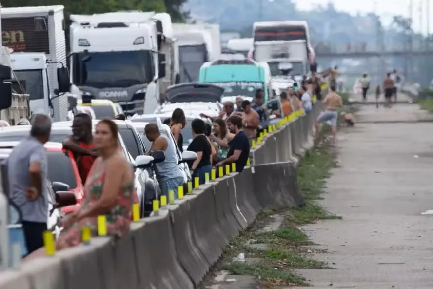 Acidente grave na BR-101 provoca congestionamento de 20 km no sentido Região dos Lagos. Uma vítima fatal e tráfego intenso por horas