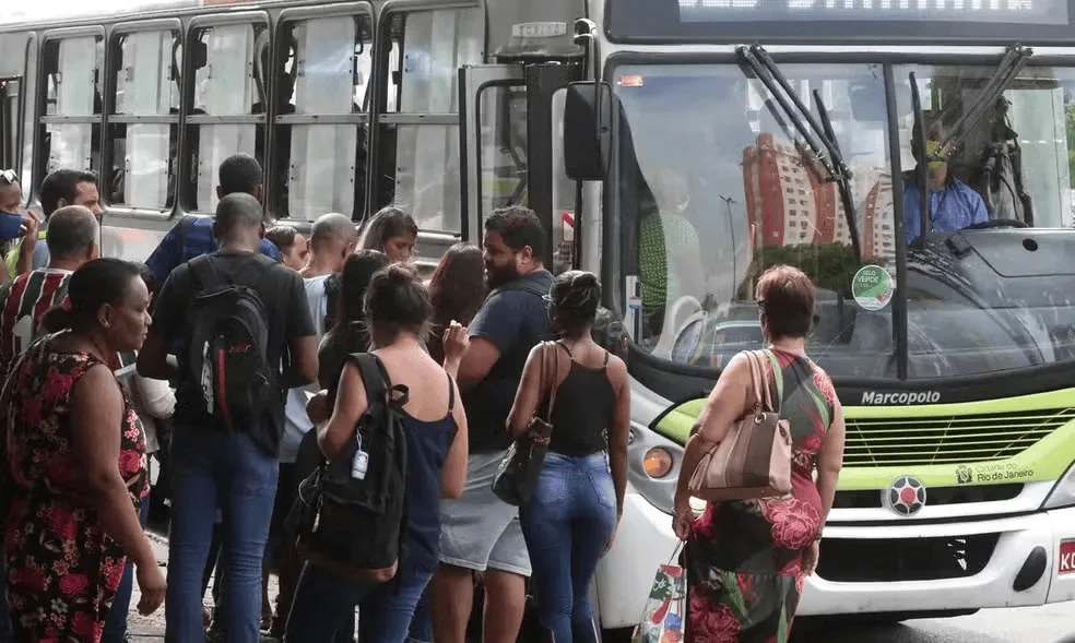 Eduardo Paes anuncia que Rio terá aumento da tarifa de transporte coletivo — Foto: Tânia Rêgo/Agência Brasil