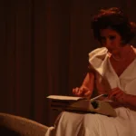 Leitura teatral inédita e gratuita com Beth Goulart, no Teatro Adolpho Bloch, celebra o aniversário de Clarice Lispector dia 10 de dezembro