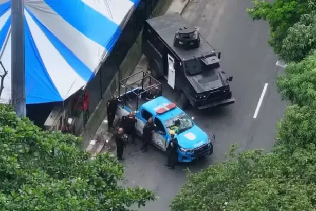 Blindados da PM seguem na Rocinha nesta terça-feira, 17 de dezembro de 2024 — Foto: Reprodução/TV Globo