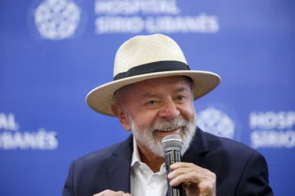 Presidente da República, Luiz Inácio Lula da Silva fala durante entrevista coletiva após cirurgia no hospital Sírio-Libanês. Foto: Paulo Pinto/Agência Brasil