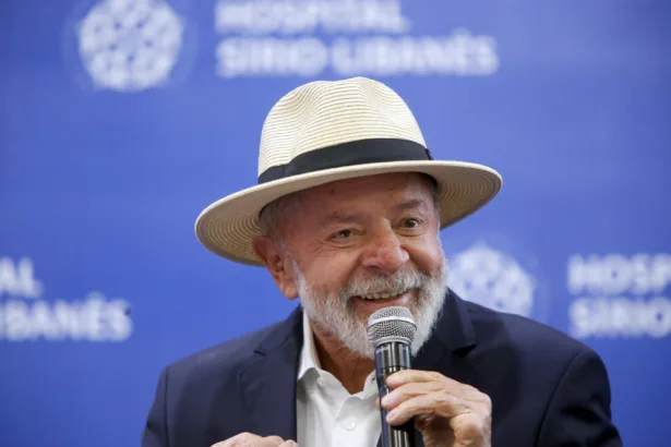 Presidente da República, Luiz Inácio Lula da Silva fala durante entrevista coletiva após cirurgia no hospital Sírio-Libanês. Foto: Paulo Pinto/Agência Brasil