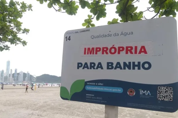 Placa de imprópria para banho em praia de Balneário Camboriú – Foto: Reprodução