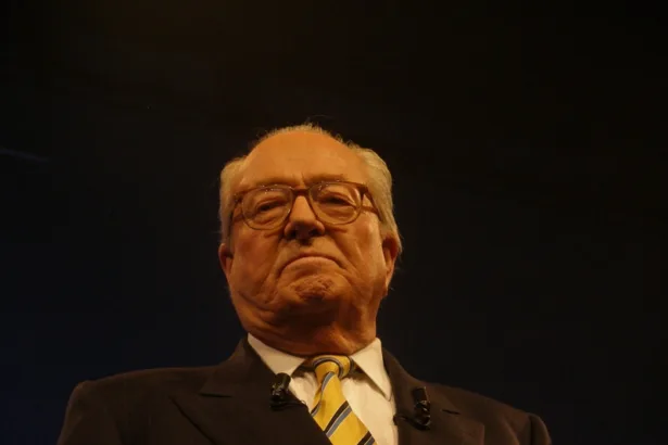 Jean-Marie Le Pen, líder histórico da extrema direita francesa e fundador da Frente Nacional, morre aos 96 anos cercado pela família