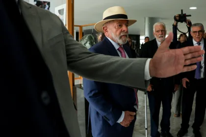 Brasília (DF), 09/01/2025 - O presidente Luiz Inácio Lula da Silva, visita exposição sobre os atos contra democracia em 2023.
Foto: Jose Cruz/Agência Brasil