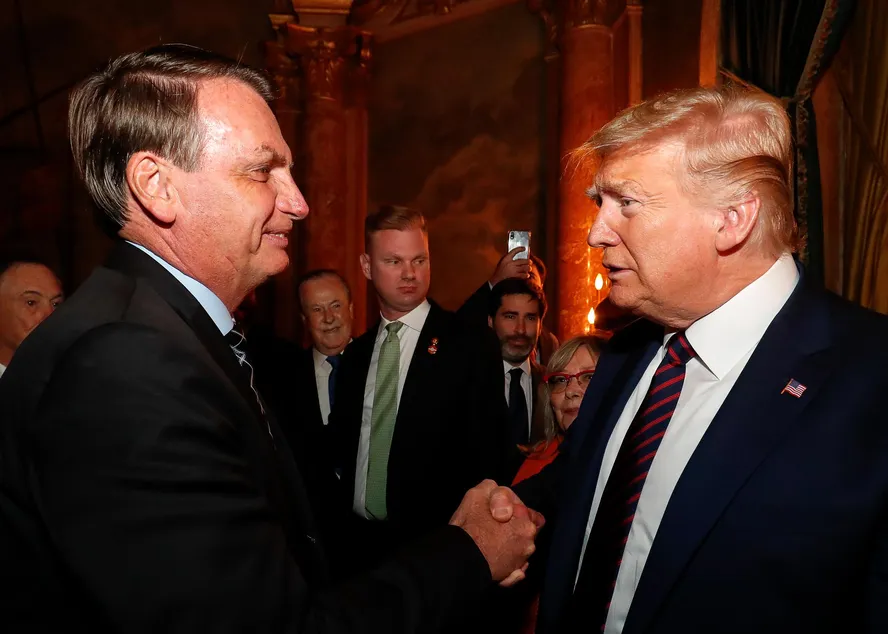 Jair Bolsonaro e Donald Trump: ex-capitão quer o passaporte de volta para ir à posse do republicano — Foto: Reprodução