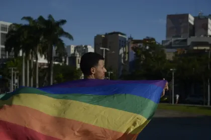 Parada LGBTI+ da Maré reforça luta por direitos nas favelas do Rio com eventos culturais, debates e ações de engajamento durante três dias.