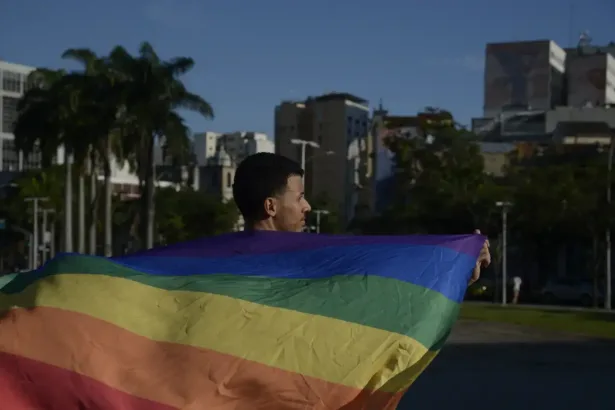 Parada LGBTI+ da Maré reforça luta por direitos nas favelas do Rio com eventos culturais, debates e ações de engajamento durante três dias.