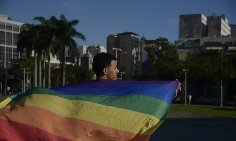 Parada LGBTI+ da Maré reforça luta por direitos nas favelas do Rio com eventos culturais, debates e ações de engajamento durante três dias.