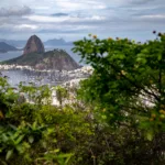 Previsão indica calor e chuva no Rio de Janeiro até segunda-feira. Frente fria traz mudanças no domingo, segundo Alerta Rio.