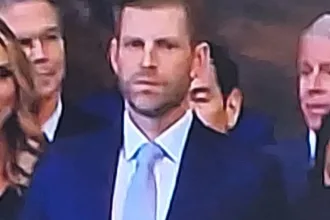 Vídeo mostra Eric Trump fazendo gesto de pirâmide Illuminati na posse de Donald Trump; cena viraliza e gera teorias na internet.