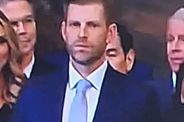 Vídeo mostra Eric Trump fazendo gesto de pirâmide Illuminati na posse de Donald Trump; cena viraliza e gera teorias na internet.