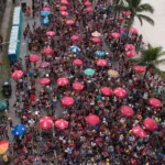 Ensaios de escolas de samba e blocos de rua animam o Carnaval do Rio no pré-Sapucaí.