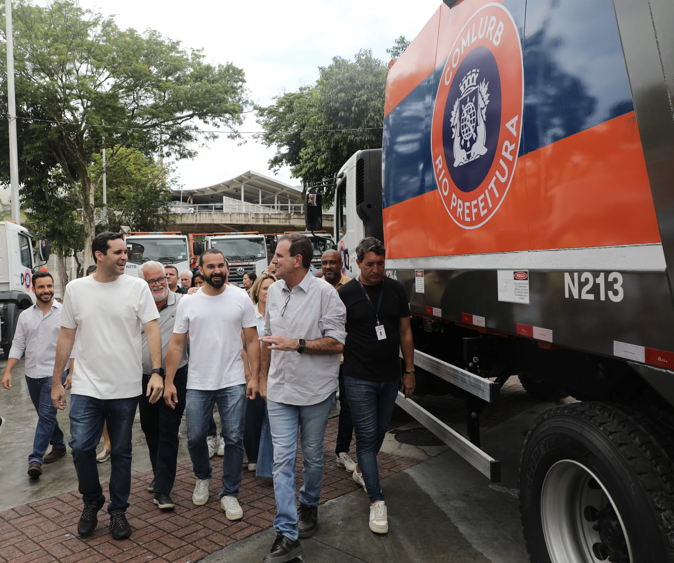 Eduardo Paes apresenta nova frota de caminhões da Comlurb para a Zona Norte | Diário Carioca