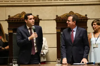 Rio de Janeiro (RJ), 01/01/2025 - O vice-prefeito, Eduardo Cavaliere e o prefeito do Rio de Janeiro, Eduardo Paes durante cerimônia de posse no Palácio Pedro Ernesto, no centro da capital fluminense. Foto: Tomaz Silva/Agência Brasil