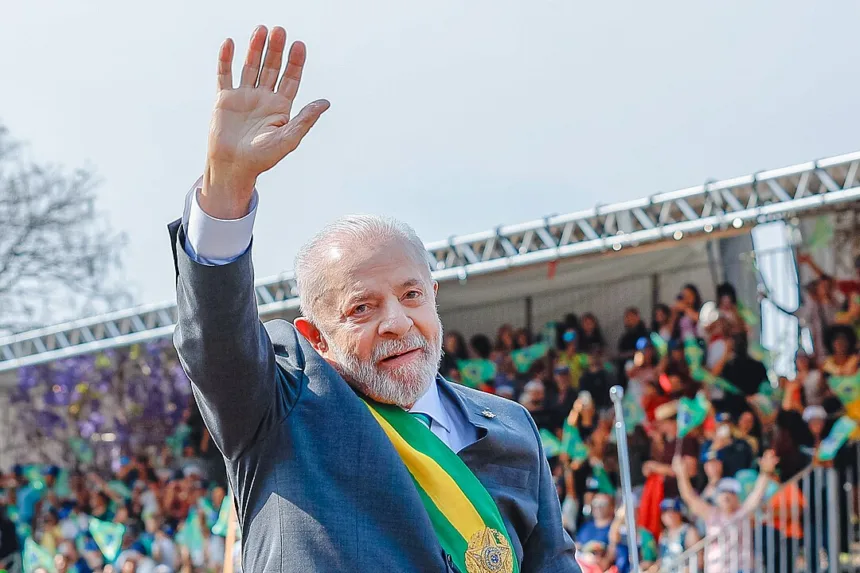 Lula sanciona reforma tributária com imposto zero para a cesta básica e critica fake news durante a cerimônia no Palácio do Planalto