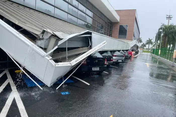 Teto do estacionamento do supermercado Sonda desabou e atingiu carros em São Caetano (SP). Foto: Reprodução