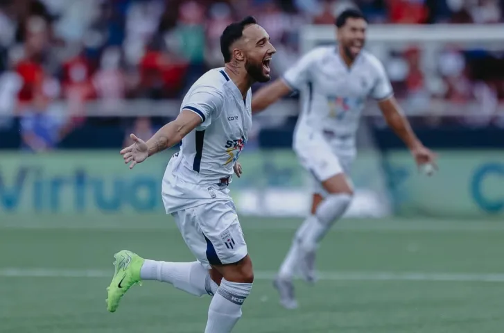 Hugo Borges comemora o segundo gol do Tsunami (Crédito: Divulgação/MFC)