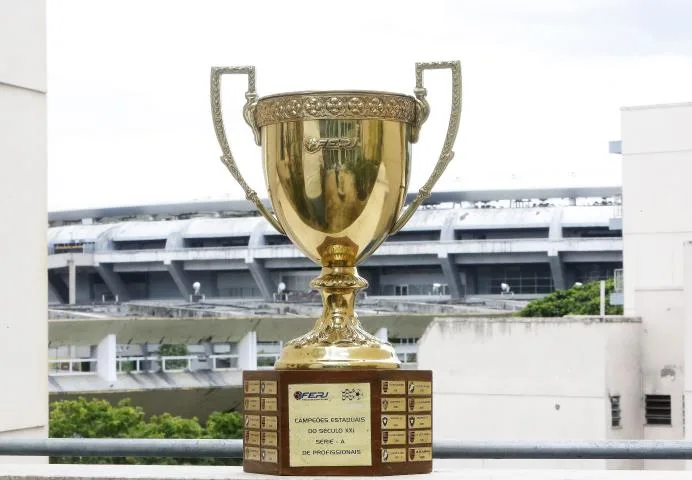 A taça com as placas dos campeões desde o ano 2000 (Crédito: Úrsula Nery/Agência FERJ)