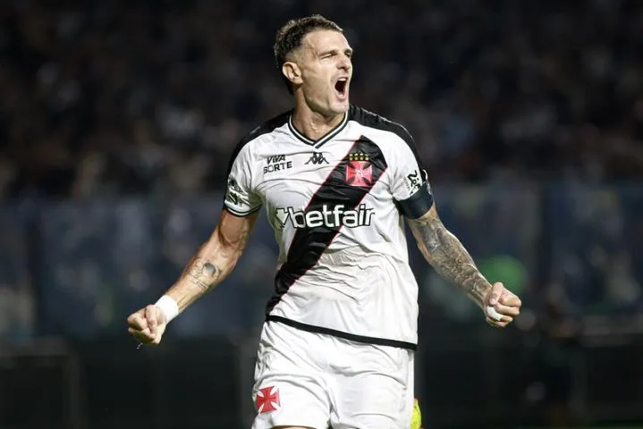 Vegetti marcou duas vezes na goleada do Gigante da Colina (Crédito: Matheus Lima/Vasco SAF)