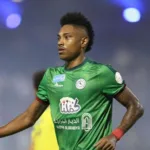 Vitinho em ação pelo Al-Ettifaq durante partida da liga saudita.