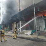 O Corpo de Bombeiros atua para controlar um incêndio que atinge parte dos boxes do camelódromo da Uruguaiana, neste domingo (12.01).