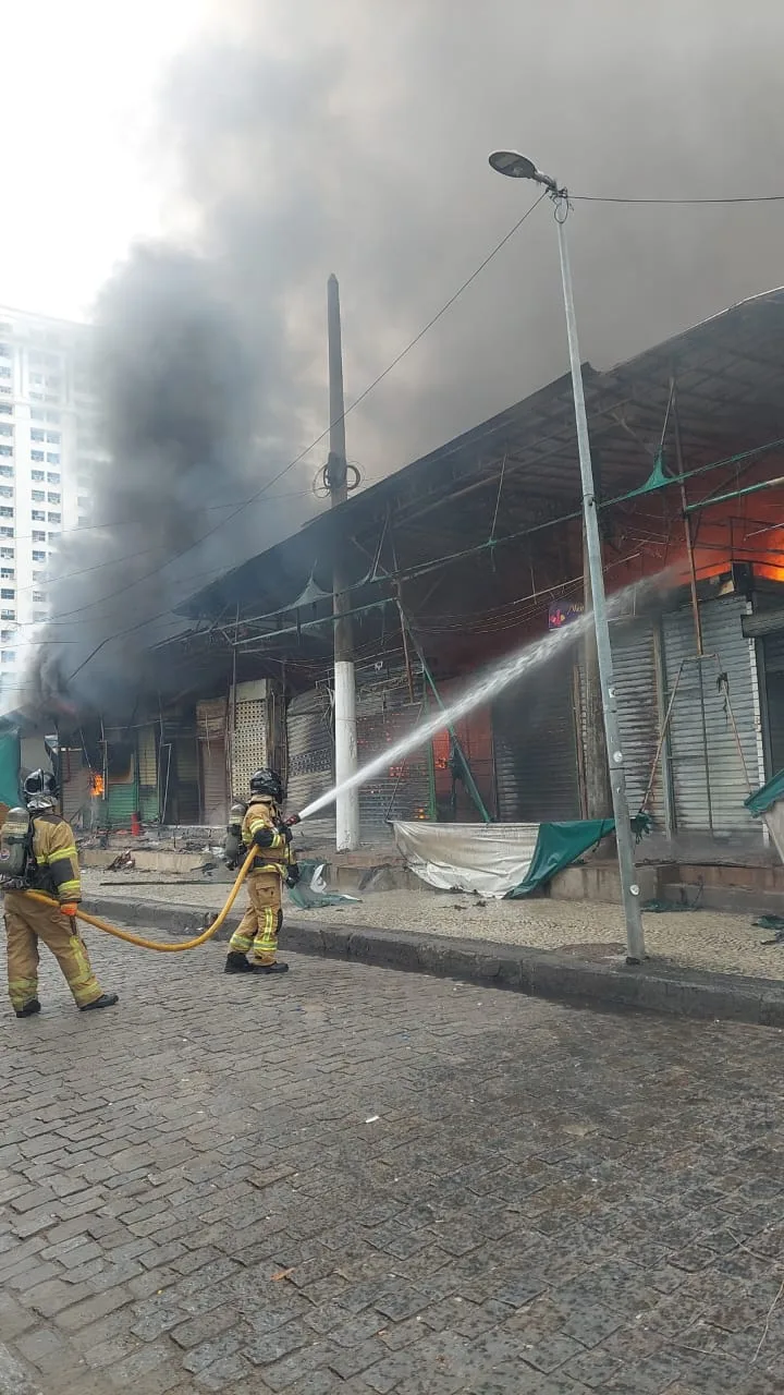 O Corpo de Bombeiros atua para controlar um incêndio que atinge parte dos boxes do camelódromo da Uruguaiana, neste domingo (12.01).