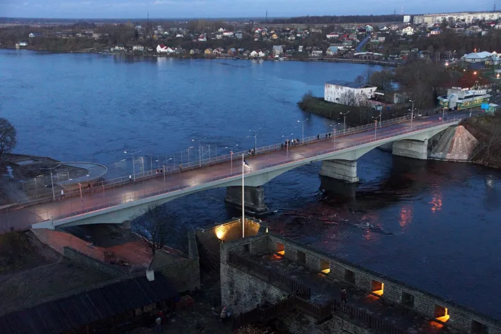 A Ponte da Amizade ( em estoniano : Sõpruse sild , em russo : Нарвский мост Дружбы ) é uma ponte que atravessa o rio Narva . Ela liga a cidade de Narva , na Estônia, com a cidade de Ivangorod , na Rússia.