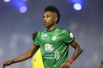 Vitinho em ação pelo Al-Ettifaq durante partida da liga saudita.