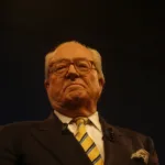 Jean-Marie Le Pen, líder histórico da extrema direita francesa e fundador da Frente Nacional, morre aos 96 anos cercado pela família