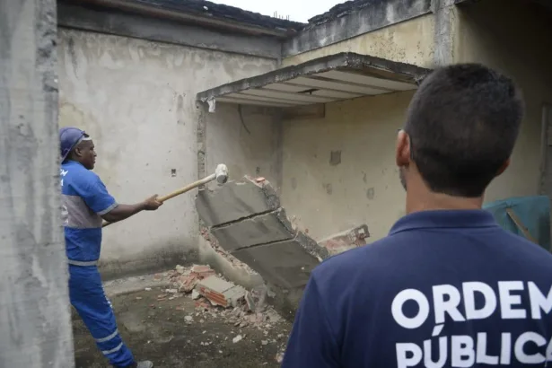 SEOP realiza demolição de prédio de quatro andares construído irregularmente na Cidade de Deus