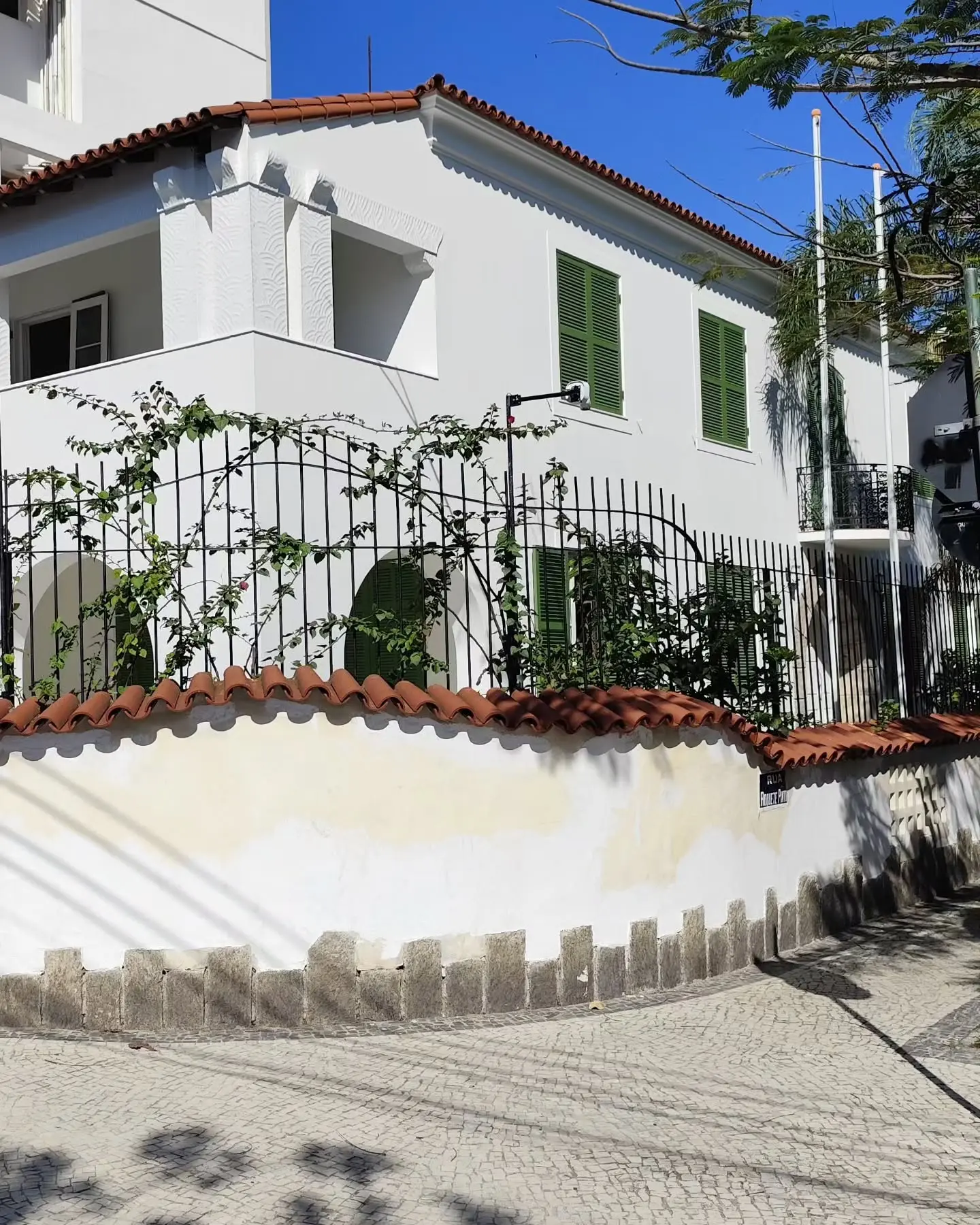 A casa na Urca que foi cenário do filme “Ainda Estou Aqui” está à venda por R$ 15 milhões.