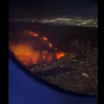 Passageiro de avião captura imagens de incêndio que devasta Los Angeles desde a última terça-feira (7) – Foto: Reprodução