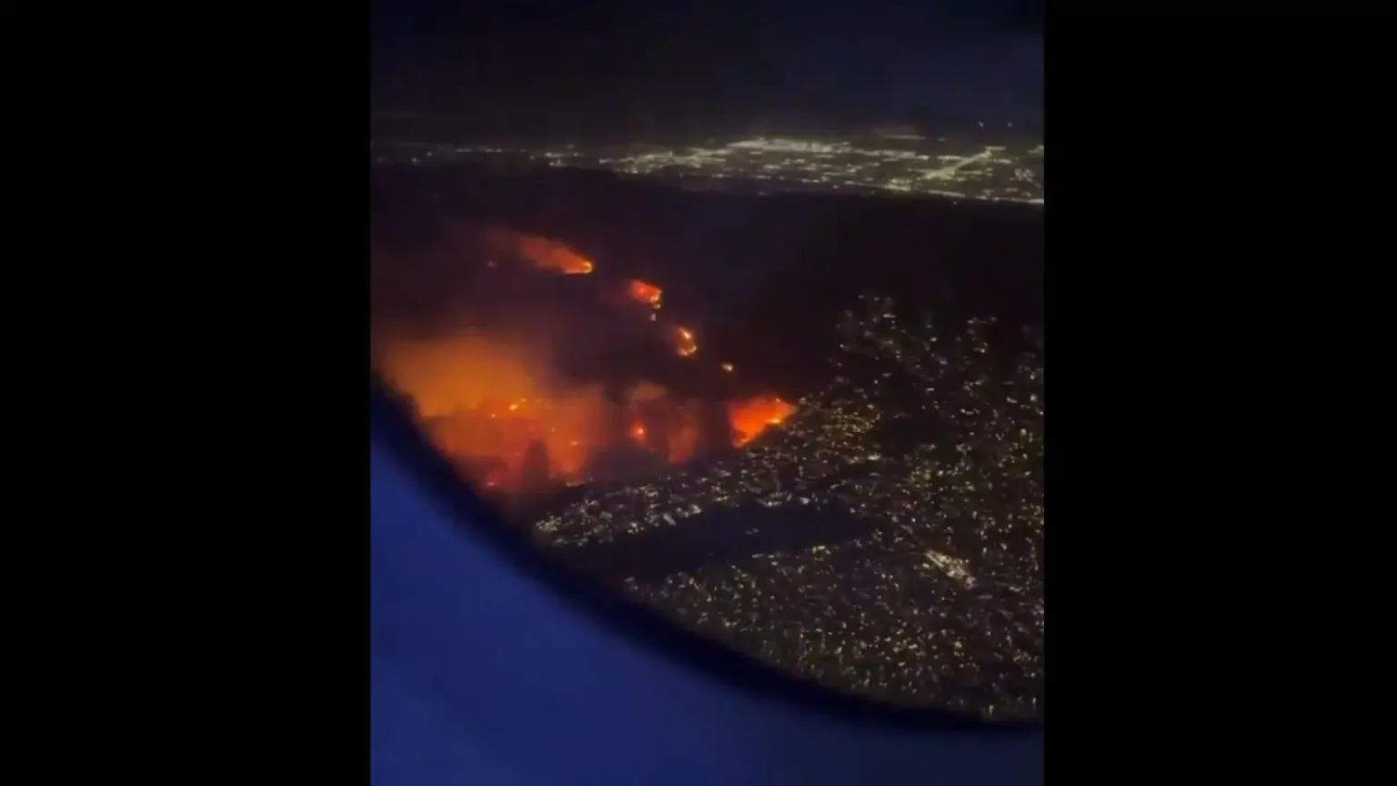 Passageiro de avião captura imagens de incêndio que devasta Los Angeles desde a última terça-feira (7) – Foto: Reprodução