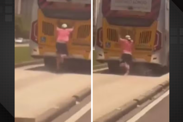 Homem tenta 'carona' na traseira de BRT e cai do veículo em movimento. Foto: Reprodução/Redes Sociais