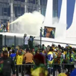 Ataques às sedes dos Três Poderes por manifestantes pró-Bolsonaro geraram repercussões políticas, investigações e debates sobre segurança.