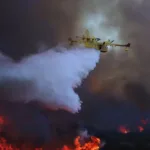 Avião despeja água em um dos incêndios na área de Los Angeles em janeiro de 2025. A água salgada corrói os equipamentos de combate a incêndios e pode prejudicar os ecossistemas. Brian van der Brug / Los Angeles Times via Getty Images