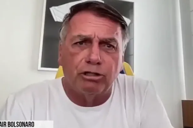 O ex-presidente Jair Bolsonaro (PL) em entrevista à rádio AuriVerde Brasil: ele entregou os nomes dos parlamentares que foram a posse de Trump na mamata. Foto: Reprodução