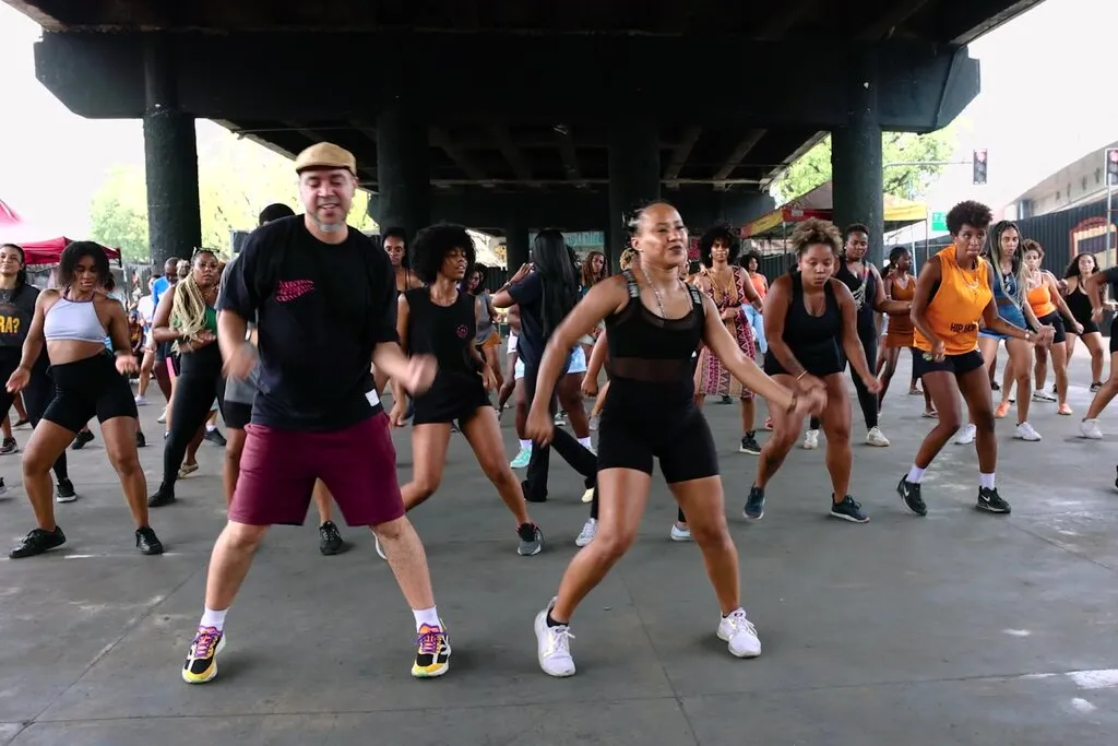 Baile Charme do Viaduto de Madureira ganha destaque no New York Times, celebrando 35 anos de black music e cultura no Rio.