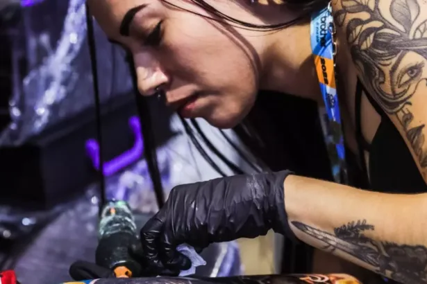 Quer ser tatuador? Tattoo Week Rio 2025 oferece cursos gratuitos para jovens das favelas cariocas