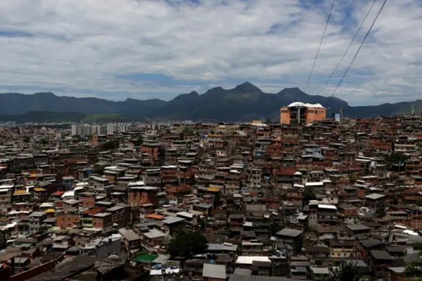 Operação policial contra facção criminosa investiga R$ 21 milhões em fraudes. Vias fechadas e serviços impactados no Complexo do Alemão.