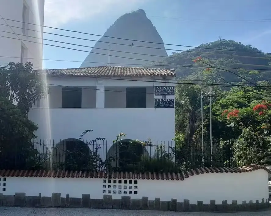 A casa na Urca que foi cenário do filme “Ainda Estou Aqui” está à venda por R$ 15 milhões.