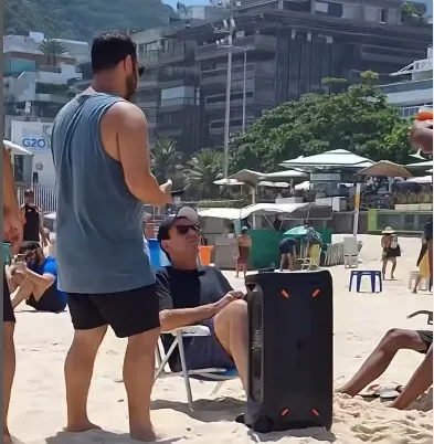 uardo Paes em ação nas praias do Rio, usando heavy metal para reforçar as regras.